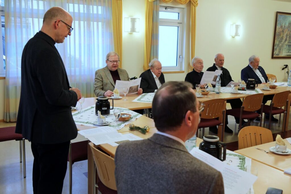 © Kerstin Schmeiser-Weiß (POW) | Eine vorweihnachtliche Andacht hat Bischof Dr. Franz Jung mit Ruhestandspriestern im Caritas-Seniorenzentrum Sankt Thekla in Würzburg gefeiert. Im Anschluss nahm er sich Zeit für persönliche Gespräche