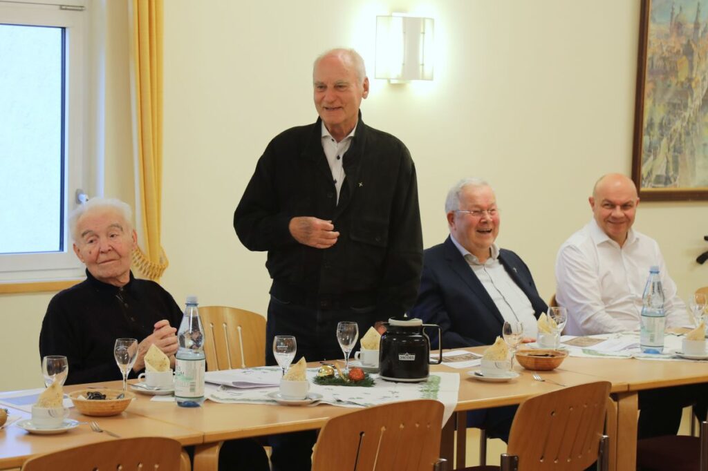 © Kerstin Schmeiser-Weiß (POW) | Eine vorweihnachtliche Andacht hat Bischof Dr. Franz Jung mit Ruhestandspriestern im Caritas-Seniorenzentrum Sankt Thekla in Würzburg gefeiert. Im Anschluss nahm er sich Zeit für persönliche Gespräche