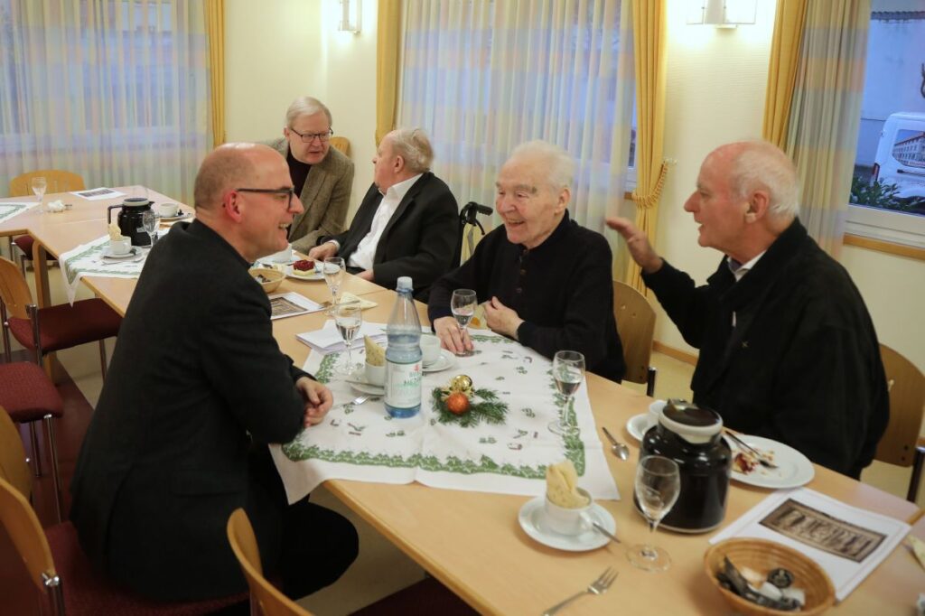 © Kerstin Schmeiser-Weiß (POW) | Eine vorweihnachtliche Andacht hat Bischof Dr. Franz Jung mit Ruhestandspriestern im Caritas-Seniorenzentrum Sankt Thekla in Würzburg gefeiert. Im Anschluss nahm er sich Zeit für persönliche Gespräche