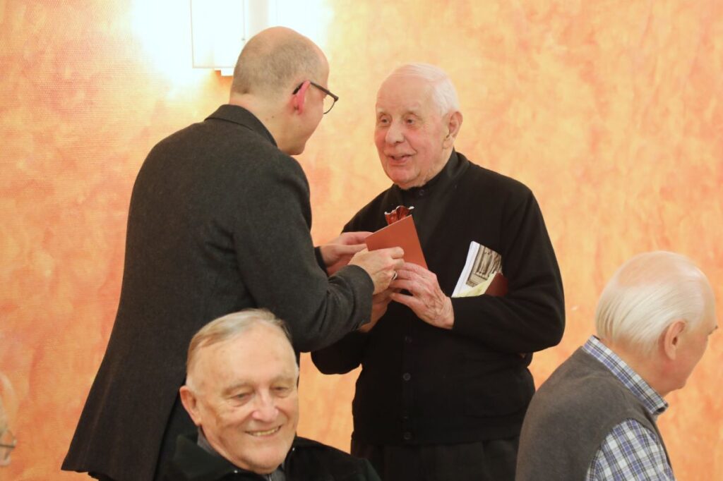 © Kerstin Schmeiser-Weiß (POW) | Eine vorweihnachtliche Andacht hat Bischof Dr. Franz Jung mit Ruhestandspriestern im Caritas-Seniorenzentrum Sankt Thekla in Würzburg gefeiert. Im Anschluss nahm er sich Zeit für persönliche Gespräche